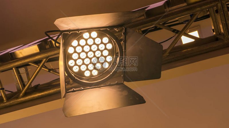 线条灯加盟：揭秘加盟条件与费用背后的逻辑